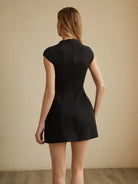 Minikleid-mit-Kappenärmeln-und-Taschen-eleganter-strukturierter-Look