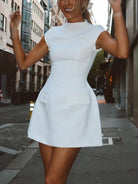 Minikleid-mit-Kappenärmeln-und-Taschen-eleganter-strukturierter-Look