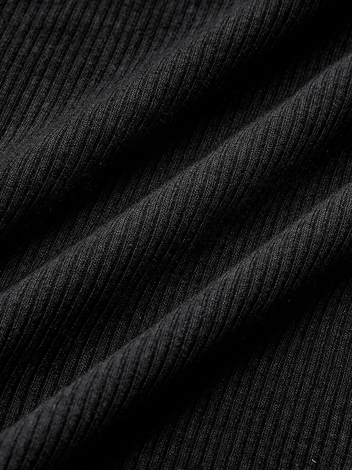 langärmliges-ripp-oberteil-nahaufnahme-gerippte-textur-modernes-design